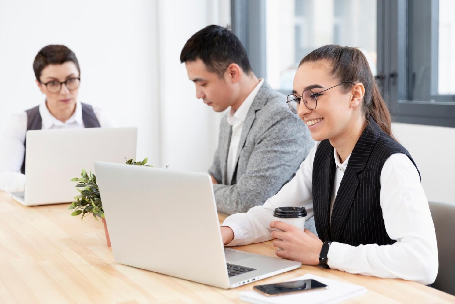 Équipe synerolita travaillant sur des stratégies d'investissement